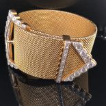 A FINE 18CT YELLOW GOLD AND DIAMOND SET MILANESE WOVEN BRACELET WITH DIAMOND BUCKLE FASTENING. THE D