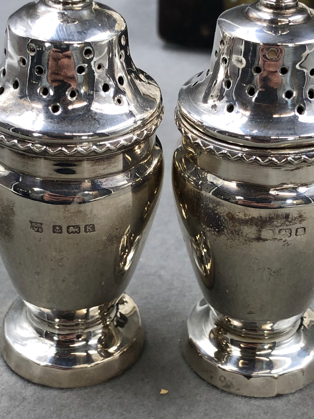 A HALLMARKED SILVER SIX PART CASED CRUET SET, DATED 1934 BIRMINGHAM FOR WILLIAM NEAL, COMPLETE - Image 13 of 15