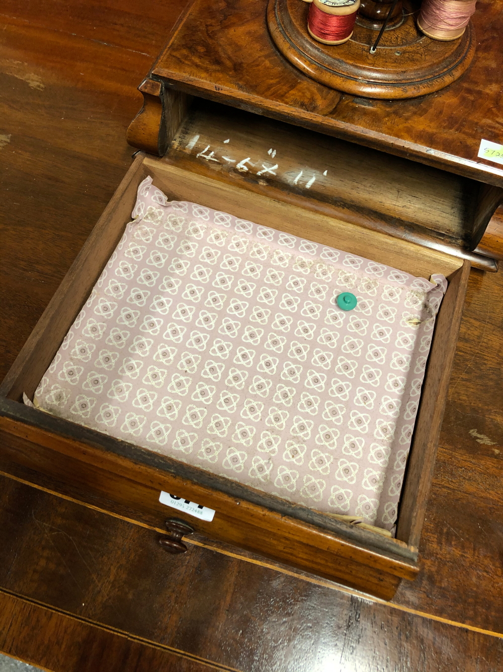 A VICTORIAN WALNUT SEWING COMPENDIUM, THE TWO GRADED CIRCULAR TIERS OF THE COTTON REEL ABOVE A - Image 18 of 18