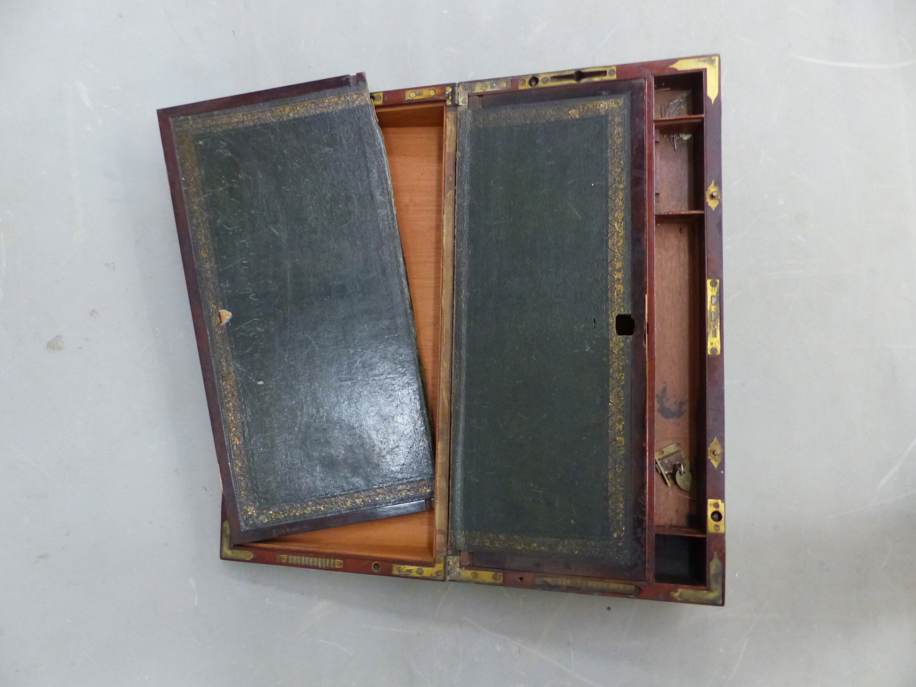 A 19th C. BRASS BOUND MAHOGANY WRITING SLOPE, THE LID OPENING ON BRASS EASEL FITTINGS TO FORM A - Image 5 of 9