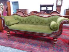 A VICTORIAN MAHOGANY SHOW FRAME SETTEE BUTTON BACKED BELOW A SERPENTINE TOP RAIL. THE FRONTS OF