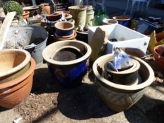 A LARGE QUANTITY OF GLAZED AND TERRACOTTA GARDEN POTS AND PLANTERS.