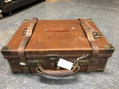 A WILLIAM EVANS LEATHER MOUNTED OAK CARTRIDGE MAGAZINE, THE INTERIOR OF THE CASE WITH SIX