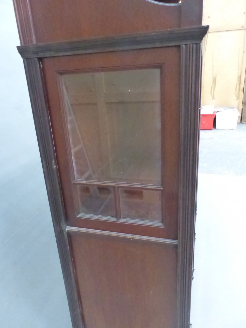 AN ARTS AND CRAFTS MORRIS STYLE MAHOGANY DISPLAY CABINET, THE TOP SHELF WITH BEVELLED GLASS MIRROR - Image 5 of 12