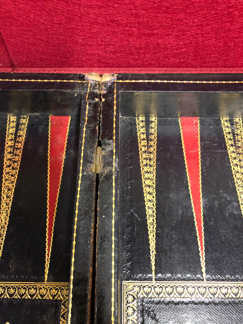 A RED, BLACK AND GILT LEATHER MOUNTED CHESS BOARD DISGUISED AS TWO VOLUMES ON THE HISTORY OF ENGLAND - Image 6 of 11