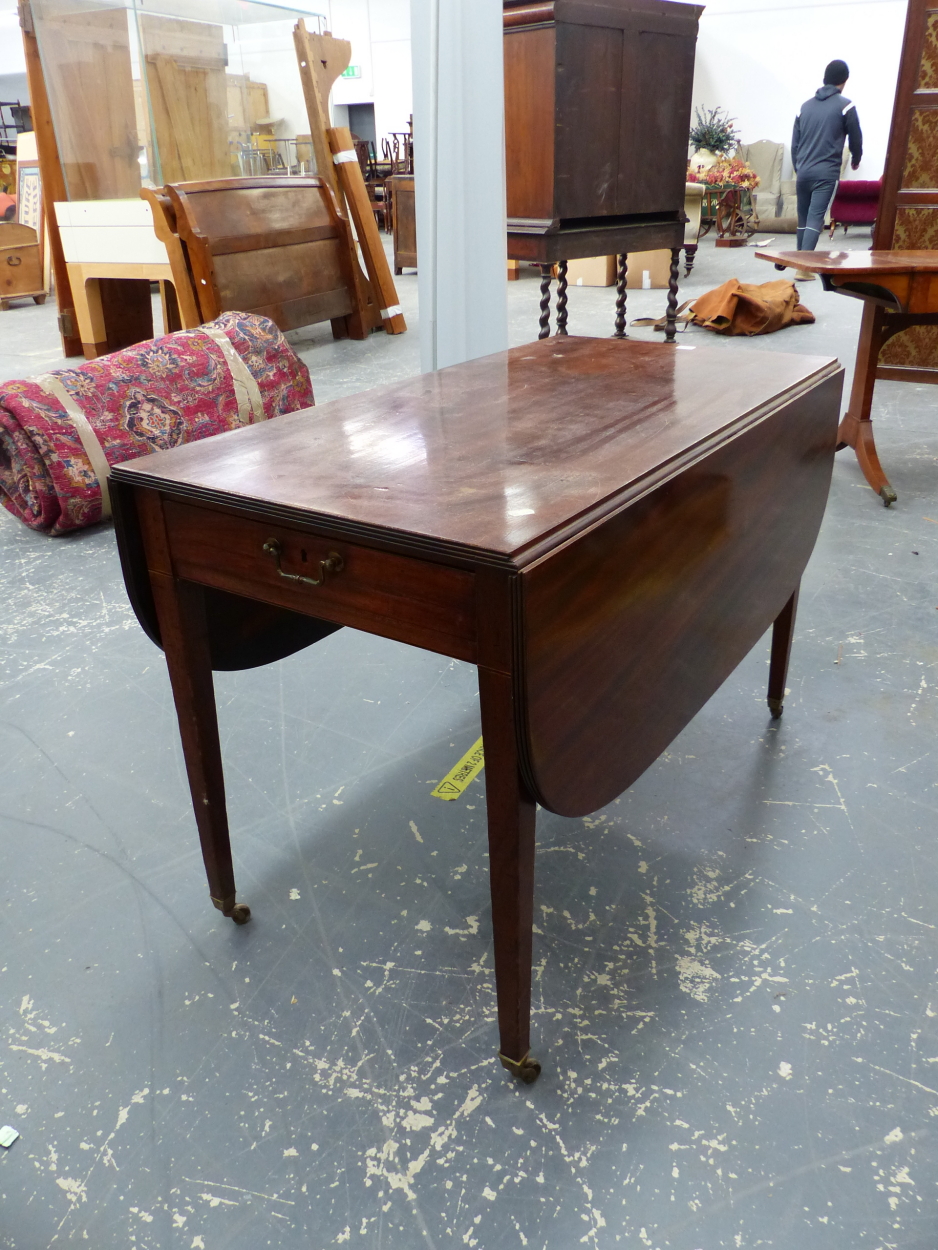 AN EARLY 19TH CENTURY MAHOGANY PEMBROKE TABLE WITH A DRAWER AT EACH END, THE TAPERING SQUARE LEGS ON