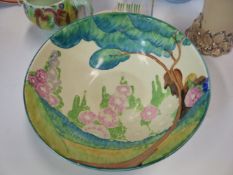 A COLLECTION OF 8 PIECES OF CLARICE CLIFF, TO INCLUDE TWO PLATES, TWO VASES, A MUG, A FISH