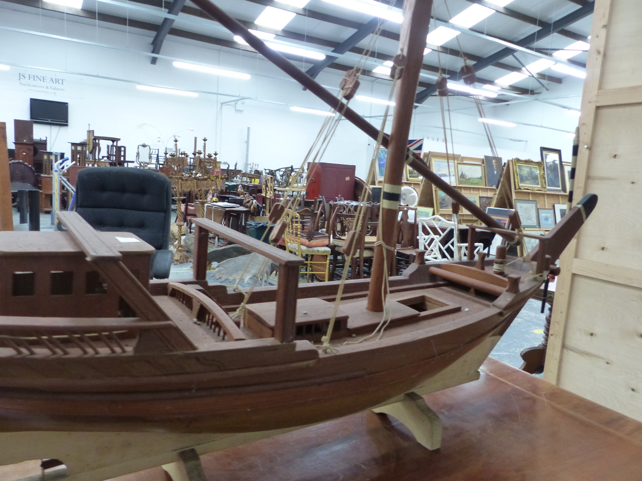 A SCALE MODEL TEAK DHOW WITH WHITE PAINTED KEEL AND BLACK AND WHITE TILLER HANDLE. W 105cms. - Image 8 of 8