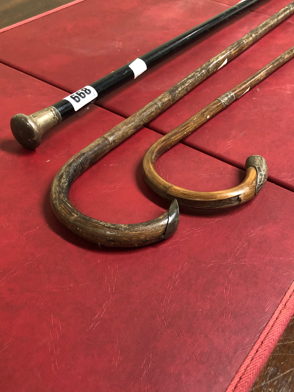 A SILVER TOPPED BLACK MALACCA WALKING CANE AND TWO BAMBOO WALKING STICKS WITH WHITE METAL MOUNTS - Image 8 of 20