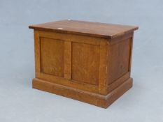 A METAL LINED OAK ARTS AND CRAFTS COAL BIN, THE RECTANGULAR HINGED LID ABOVE PANELLED SIDES AND