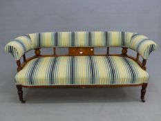 A LATE VICTORIAN ROSEWOOD SETTEE, THE SHOW FRAME BARS TO THE BACK INLAID WITH SWAGS FLANKED BY