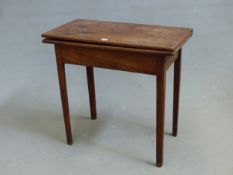 A GEORGE III MAHOGANY TEA TABLE, THE RECTANGULAR TOP OPENING ON A SINGLE GATE AND ON CHAMFERED