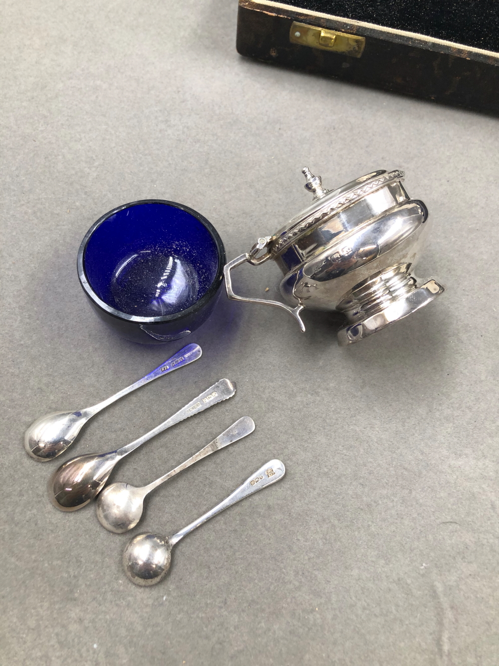 A HALLMARKED SILVER SIX PART CASED CRUET SET, DATED 1934 BIRMINGHAM FOR WILLIAM NEAL, COMPLETE - Image 8 of 15