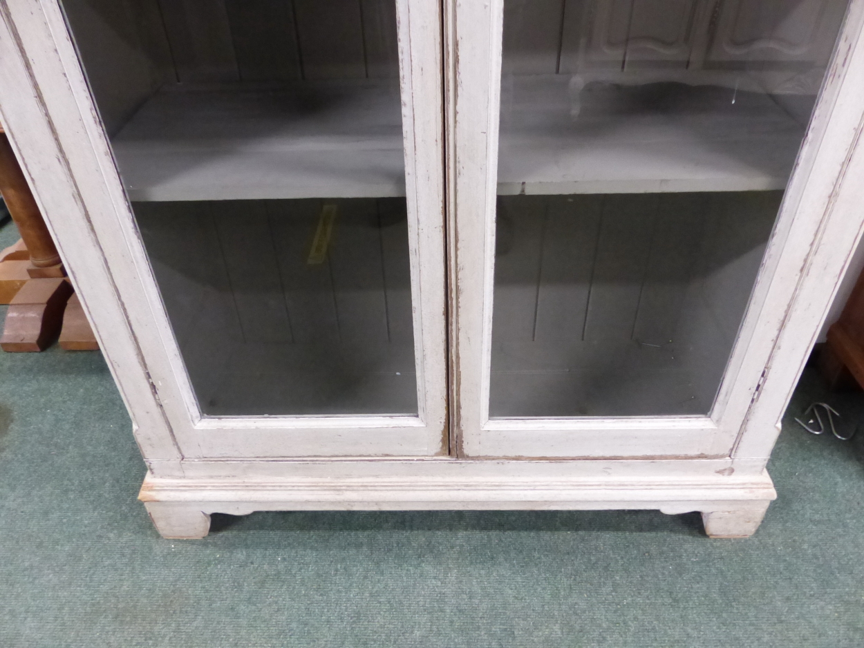 A 19th C. FRENCH GREY PAINTED DISPLAY CABINET, THE GLAZED DOORS ABOVE BLOCK FEET. W 117 x D 50 x H - Image 6 of 10