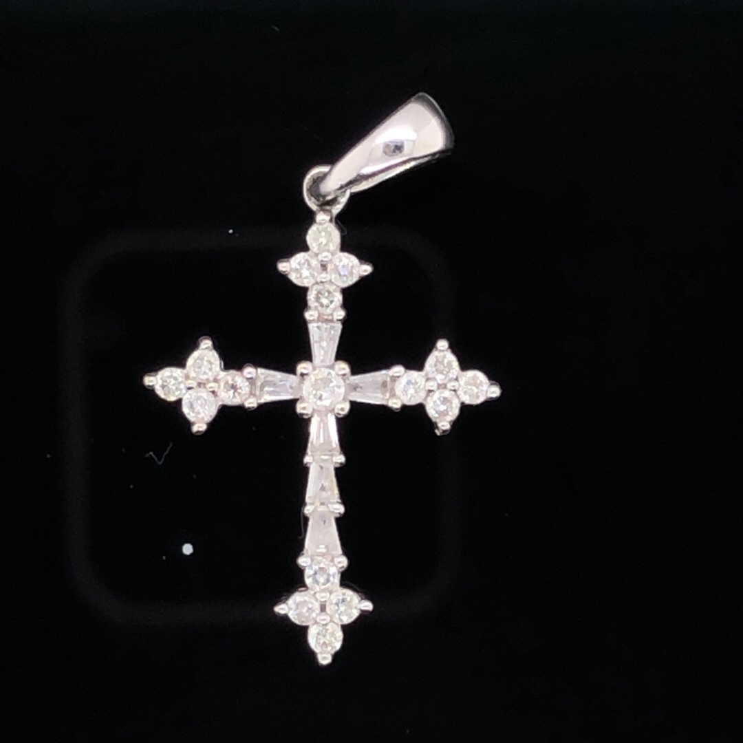 AN 18ct WHITE GOLD DIAMOND SET CROSS AND CHAIN. SET WITH TWENTY-THREE MIXED CUT DIAMONDS, AND