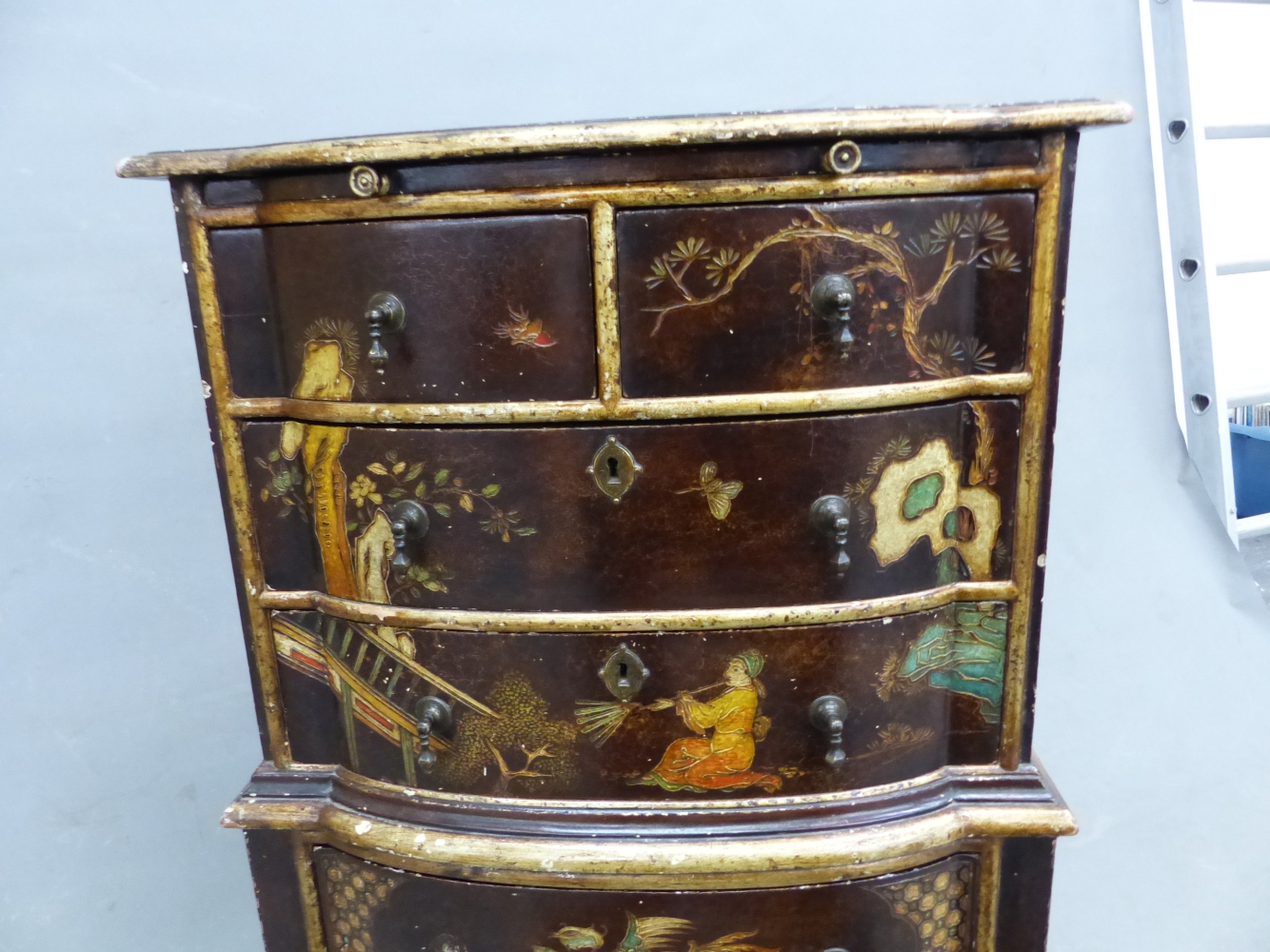 A CHINOISERIE SIMULATED LACQUER SIDE CABINET WITH A BRUSHING SLIDE ABOVE A CONFIGURATION OF FIVE - Image 3 of 10