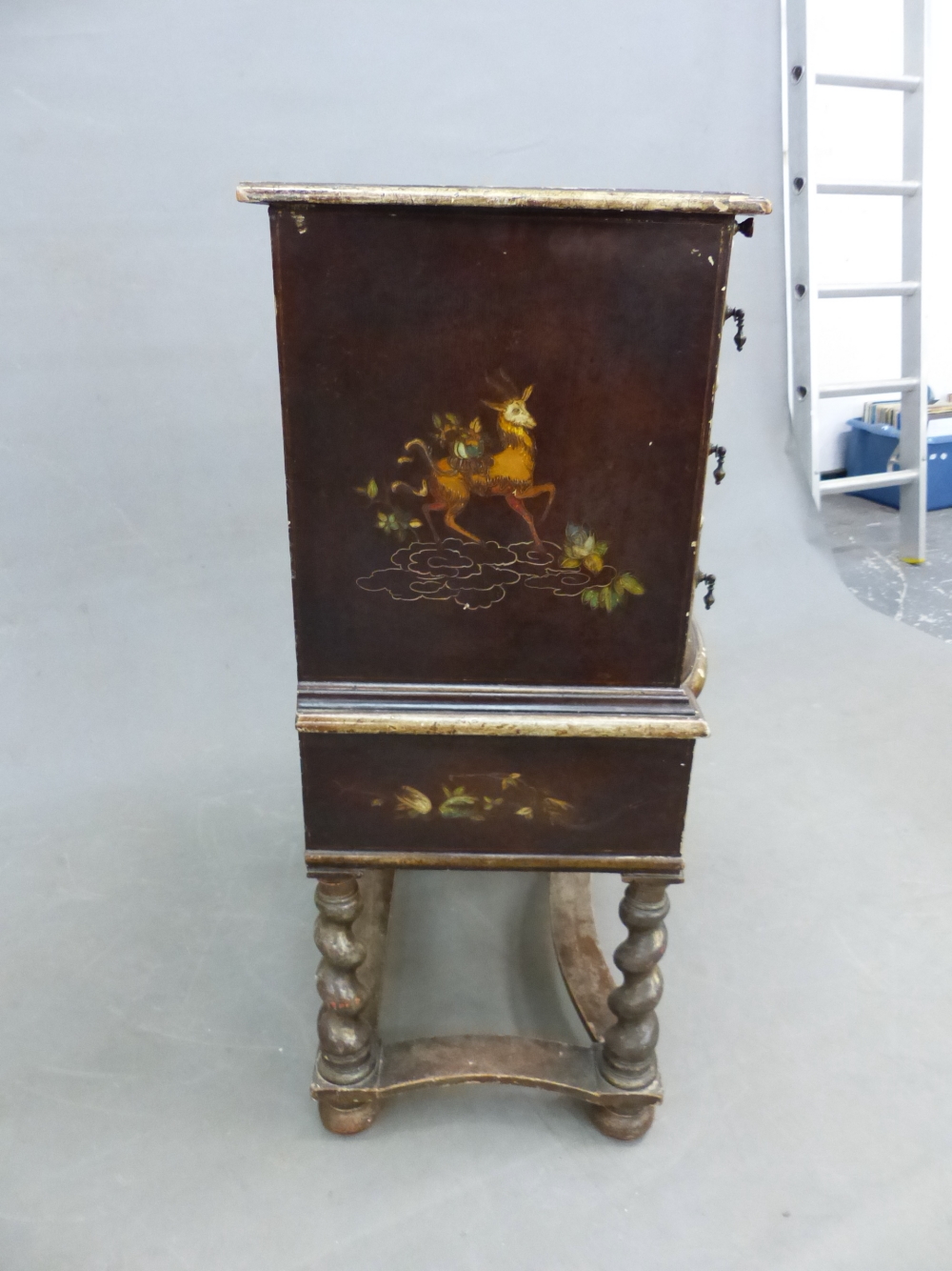 A CHINOISERIE SIMULATED LACQUER SIDE CABINET WITH A BRUSHING SLIDE ABOVE A CONFIGURATION OF FIVE - Image 9 of 10