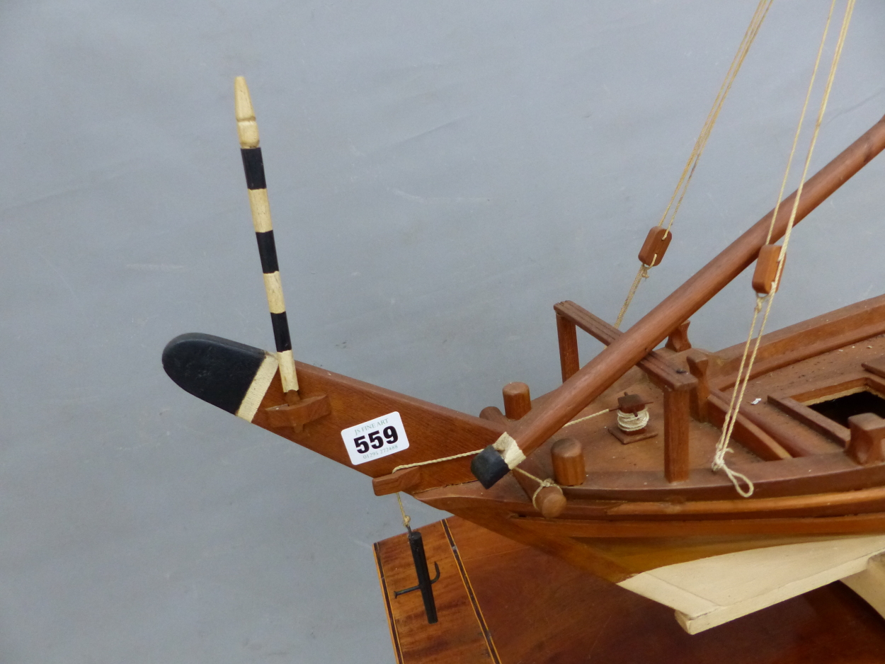 A SCALE MODEL TEAK DHOW WITH WHITE PAINTED KEEL AND BLACK AND WHITE TILLER HANDLE. W 105cms. - Image 5 of 8