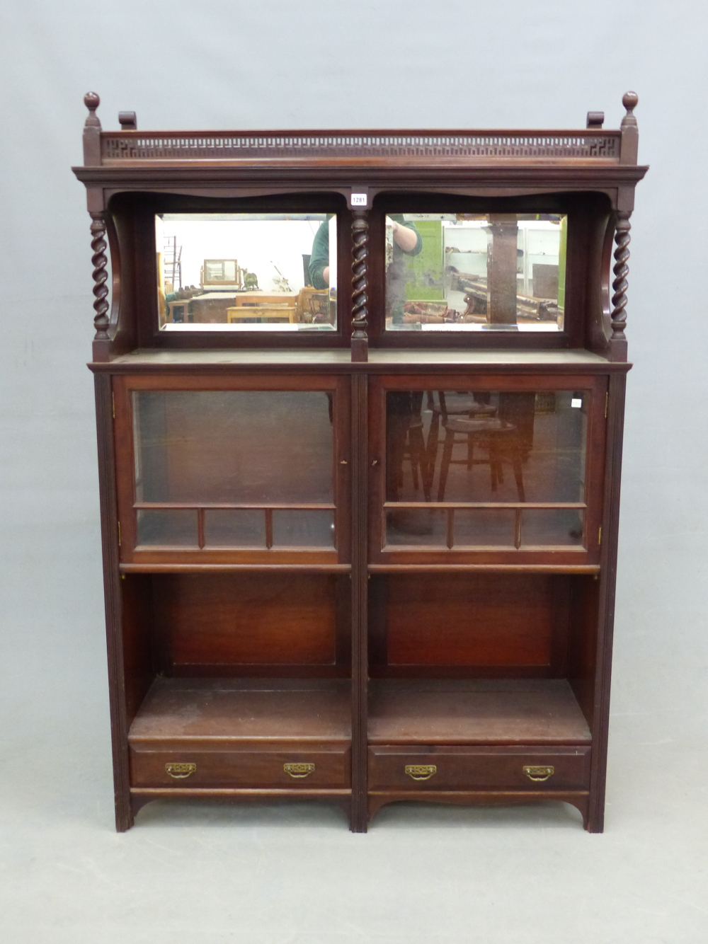 AN ARTS AND CRAFTS MORRIS STYLE MAHOGANY DISPLAY CABINET, THE TOP SHELF WITH BEVELLED GLASS MIRROR