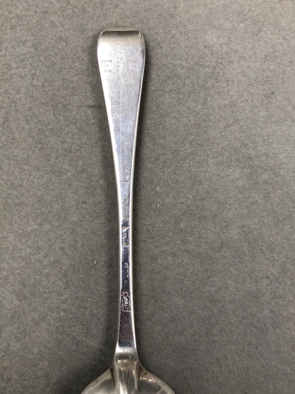 FOUR EARLY 18th CENTURY HALLMARKED SILVER (MARKS RUBBED) SERVING SPOONS, ONE MAKERS MARK - Image 4 of 20