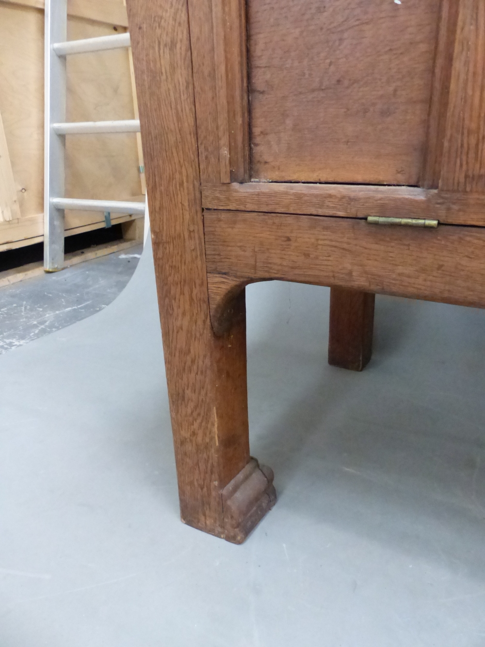 AN ARTS AND CRAFTS OAK CABINET, THE THREE PLANK TOP ABOVE A FIVE PANELLED PULL DOWN DOOR ENCLOSING A - Image 10 of 15