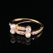 AN 18ct YELLOW GOLD OLD CUT DIAMOND AND CULTURED PEARL RING. FINGER SIZE J 1/2.