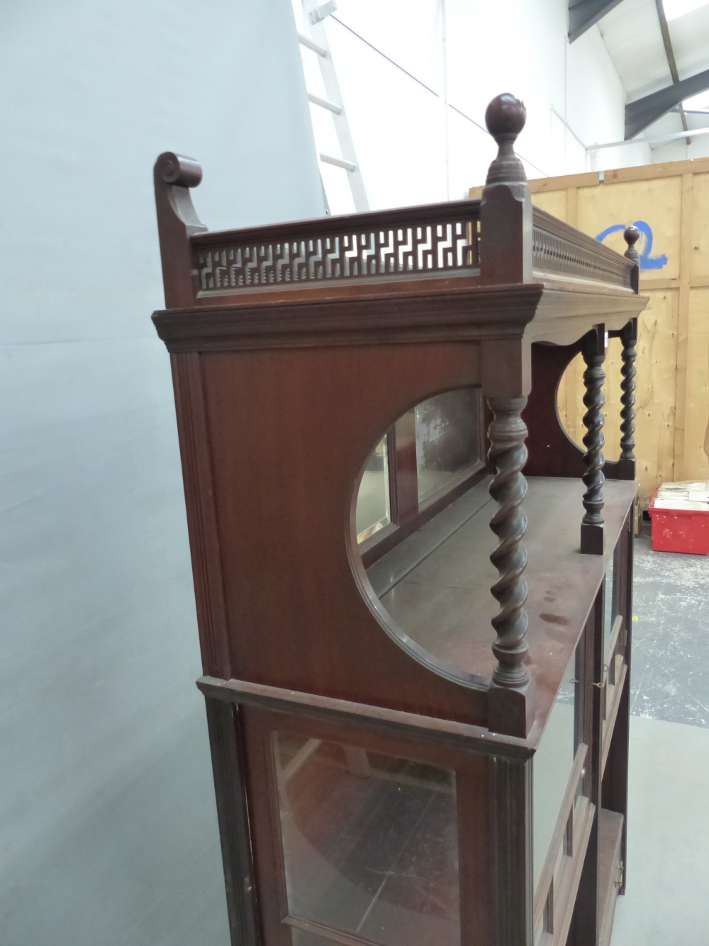 AN ARTS AND CRAFTS MORRIS STYLE MAHOGANY DISPLAY CABINET, THE TOP SHELF WITH BEVELLED GLASS MIRROR - Image 4 of 12
