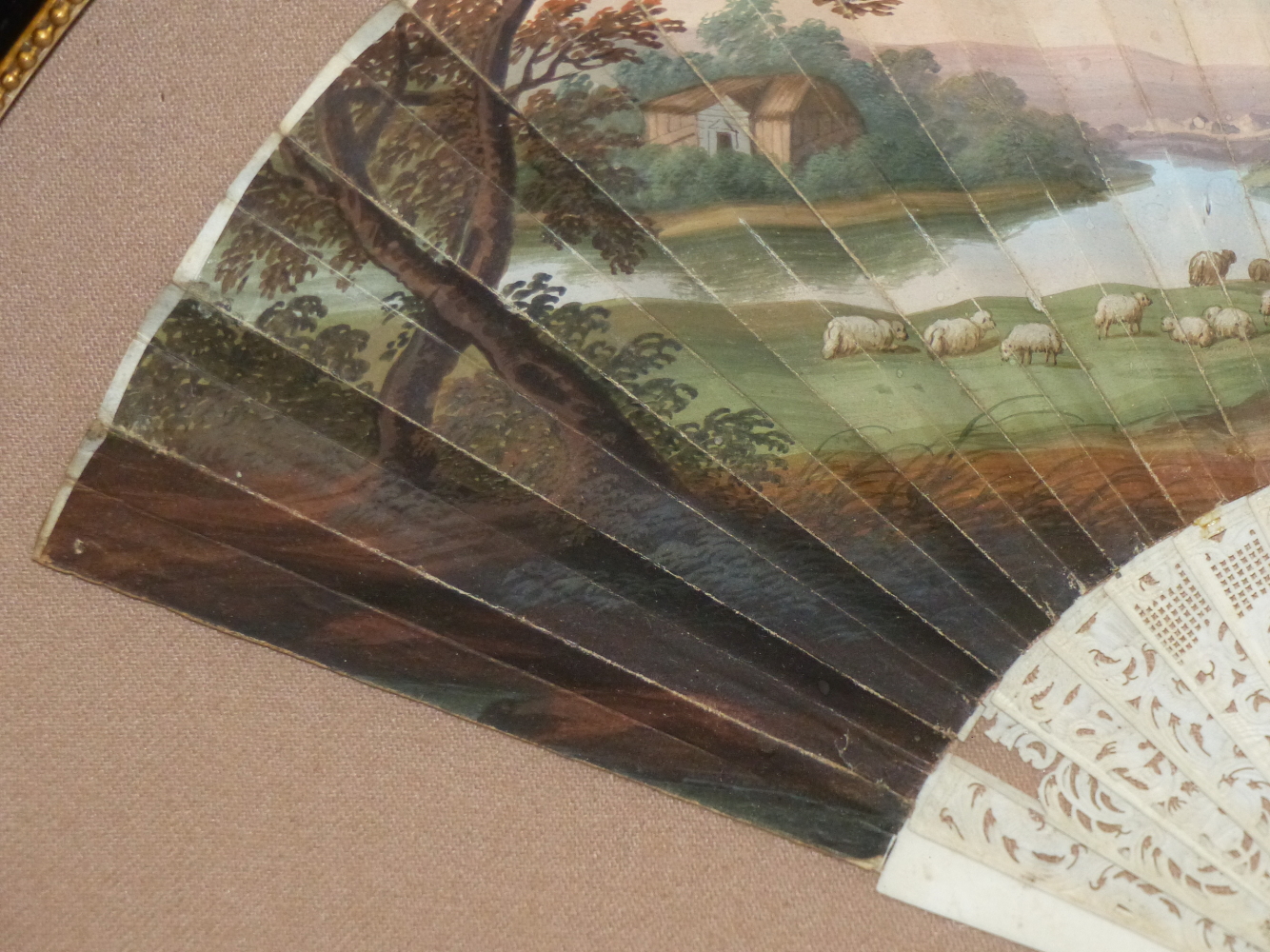 A FRAMED FAN WITH THE LEAF PAINTED WITH A FLAUTIST ENTERTAINING A LADY SEATED BEFORE SHEEP GRAZING - Image 6 of 7
