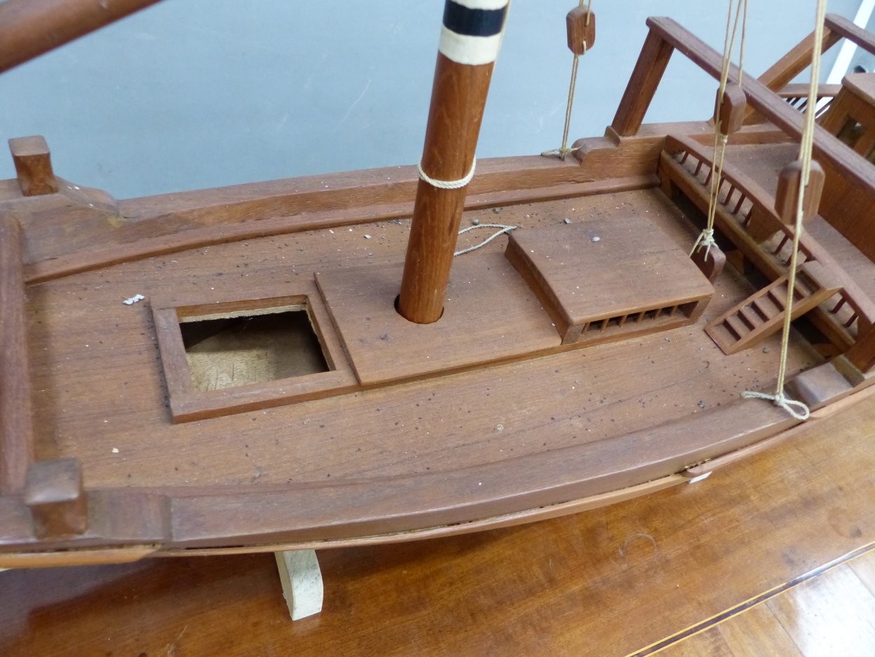 A SCALE MODEL TEAK DHOW WITH WHITE PAINTED KEEL AND BLACK AND WHITE TILLER HANDLE. W 105cms. - Image 3 of 8