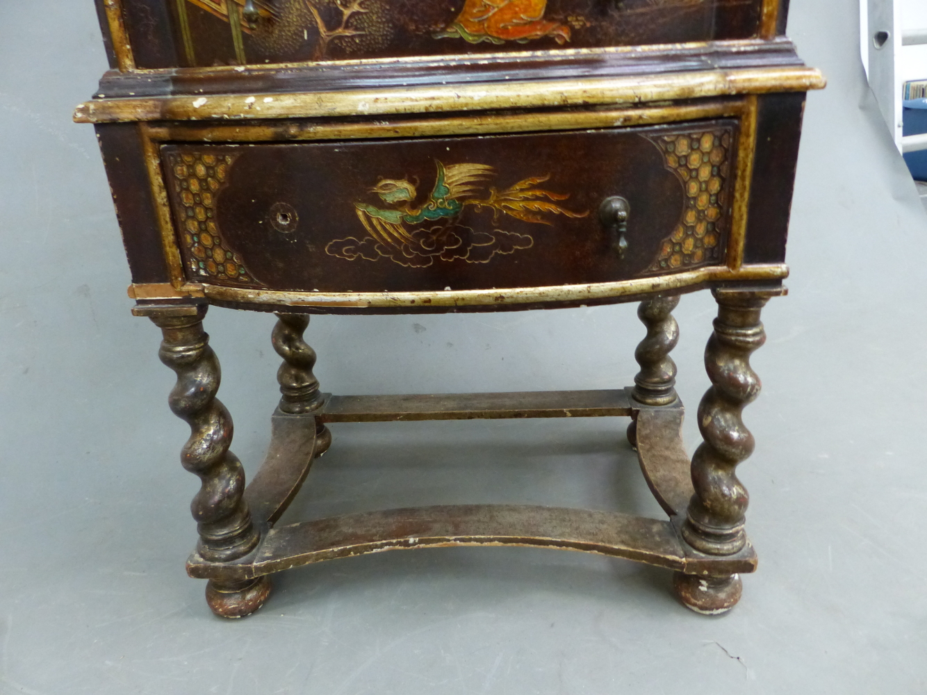 A CHINOISERIE SIMULATED LACQUER SIDE CABINET WITH A BRUSHING SLIDE ABOVE A CONFIGURATION OF FIVE - Image 4 of 10