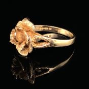 A VINTAGE HALLMARKED 9ct GOLD STYLISED ROSE RING. DATED 1977 LONDON. WEIGHT 3.6grms.