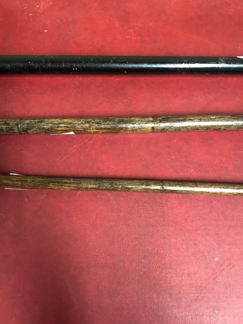 A SILVER TOPPED BLACK MALACCA WALKING CANE AND TWO BAMBOO WALKING STICKS WITH WHITE METAL MOUNTS - Image 2 of 20
