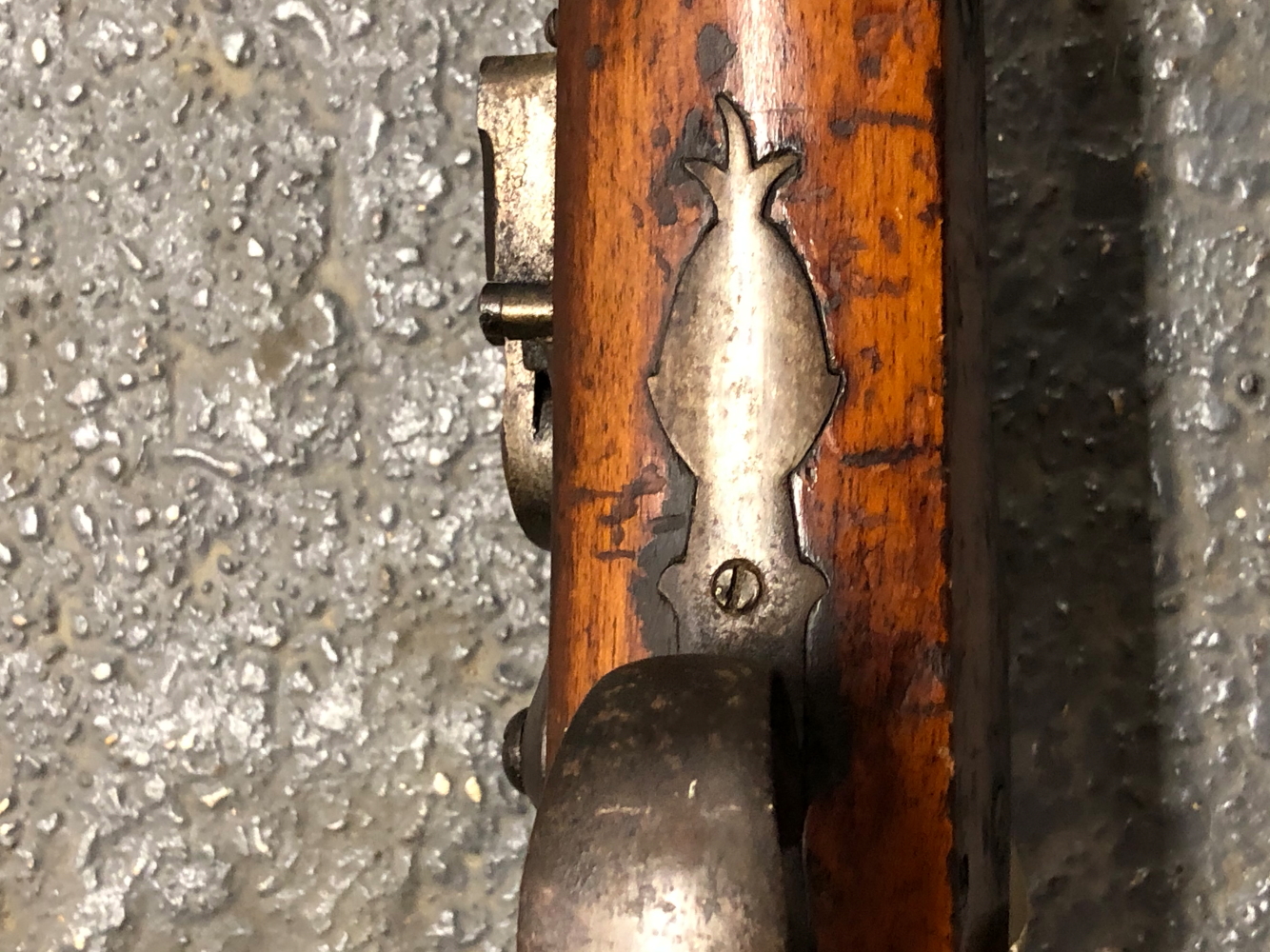 AN EAST INDIA COMPANY FLINTLOCK MUSKET, 39 INCH BARREL, BEVELLED LOCK WITH RAMPANT LION EMBLEM, FULL - Image 13 of 16