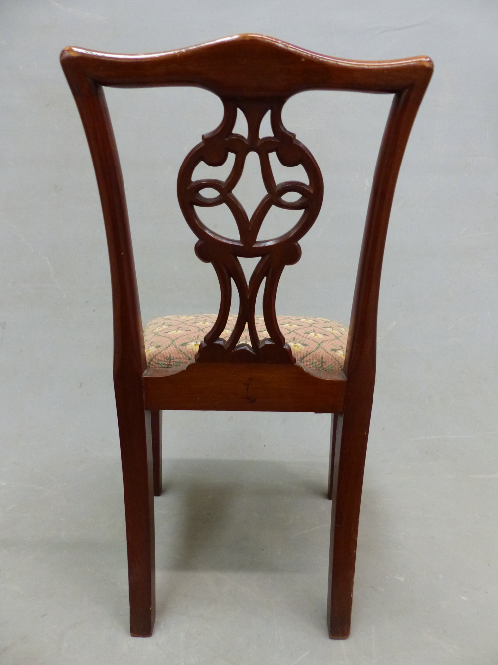 A CHILD'S CHIPPENDALE STYLE MAHOGANY DINING CHAIR WITH SERPENTINE TOP RAIL, PIERCED BALUSTER SPLAT - Image 7 of 7