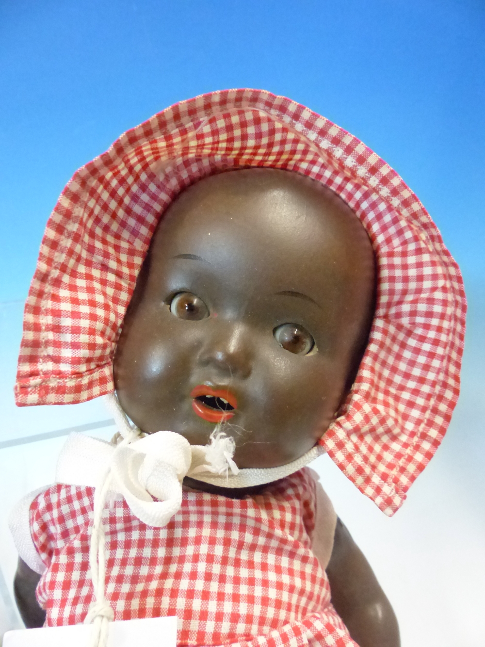 TWO SIMILAR ARMAND MARSEILLE BLACK DOLLS IN RED GINGHAM DRESSES AND BONNETS. H 27cms. - Image 7 of 7