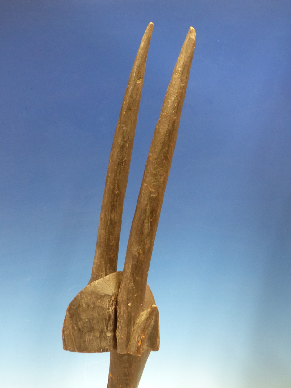 A MAORI CEREMONIAL CARVED WOOD WAHAIKA. 33.5cms. A WOODEN BLADE SHAPE CHIP CARVED OPPOSITE THE - Image 5 of 20