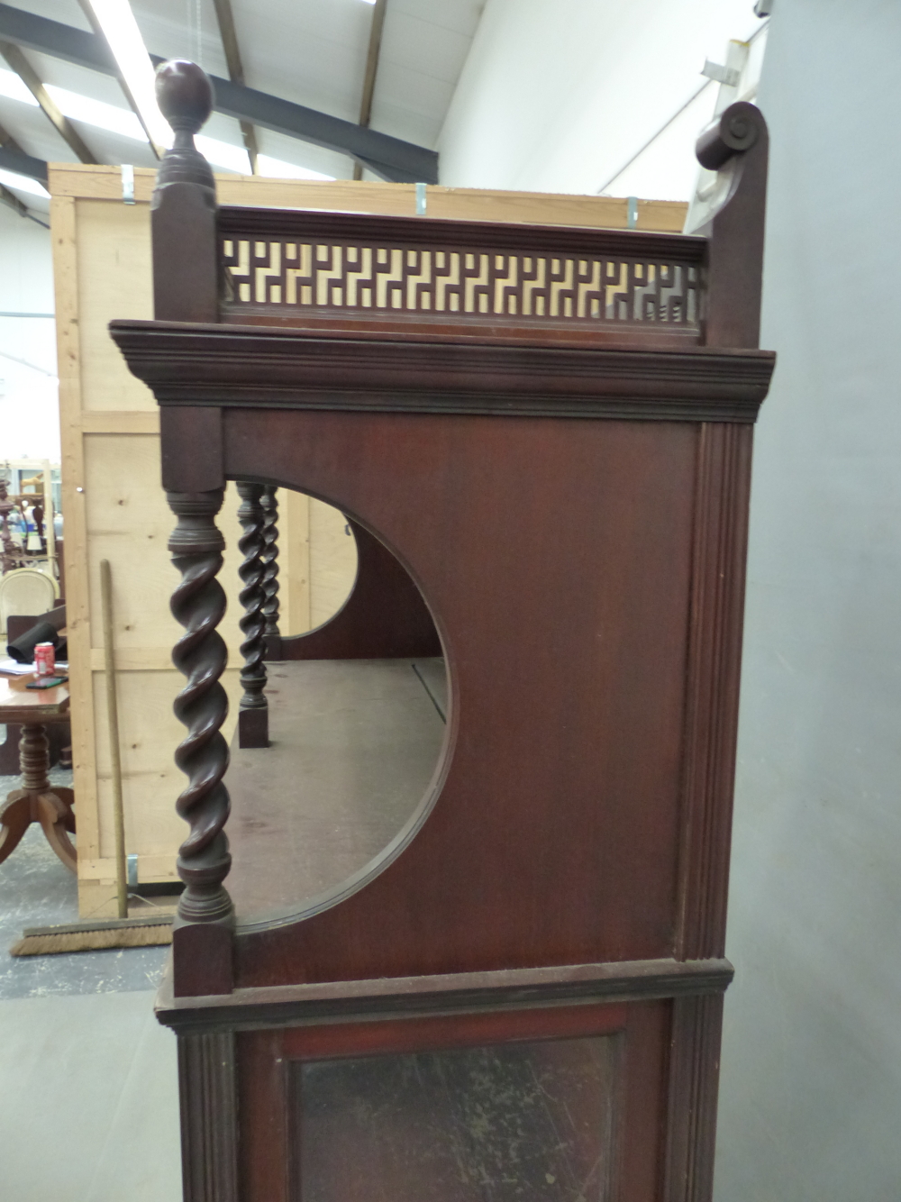 AN ARTS AND CRAFTS MORRIS STYLE MAHOGANY DISPLAY CABINET, THE TOP SHELF WITH BEVELLED GLASS MIRROR - Image 7 of 12