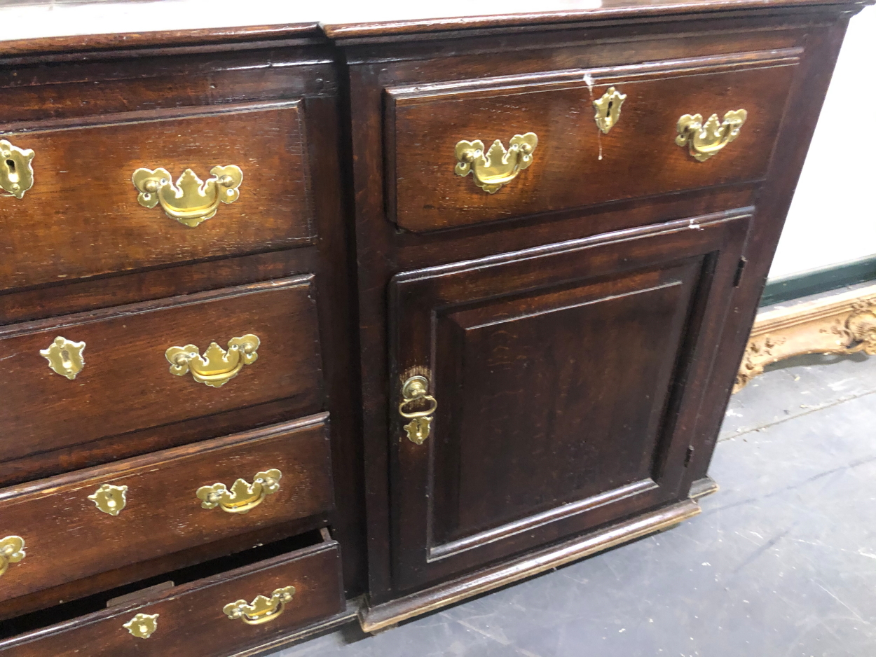 AN 18TH CENTURY COUNTRY OAK DRESSER BASE WITH CENTRAL DRAWERS AND PANEL SIDES. - Image 4 of 5
