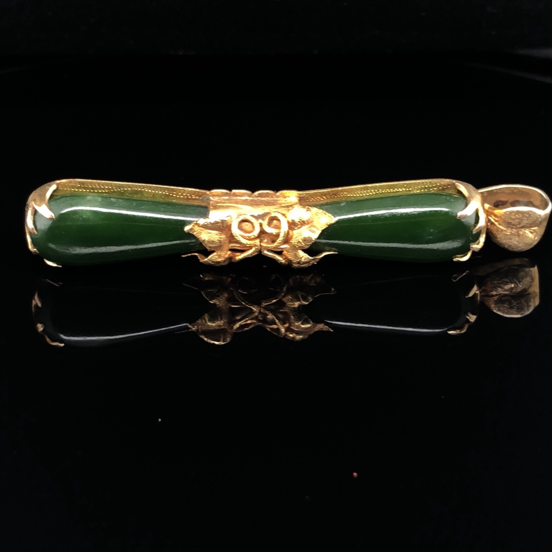 AN ANTIQUE REMODELLED YELLOW GOLD 12ct ORIENTAL JADE SET PENDANT WITH SILVER GILT BAIL. DECORATED
