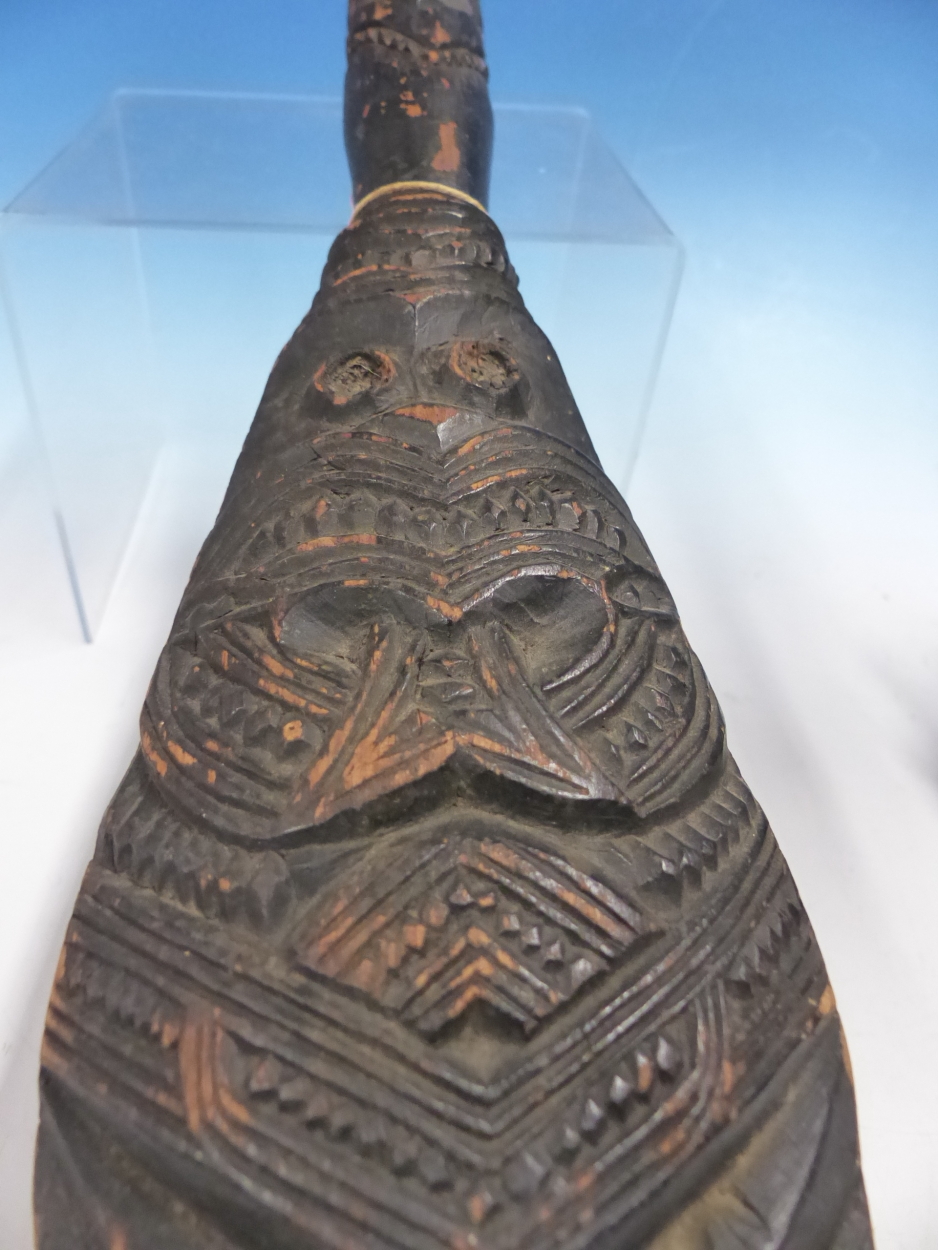 A MAORI CEREMONIAL CARVED WOOD WAHAIKA. 33.5cms. A WOODEN BLADE SHAPE CHIP CARVED OPPOSITE THE - Image 12 of 20