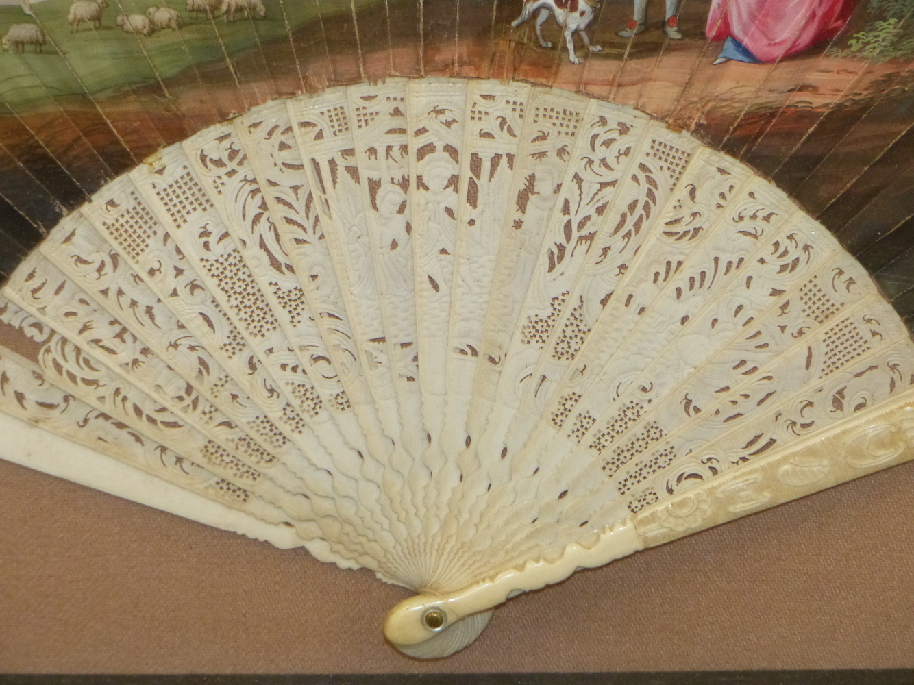 A FRAMED FAN WITH THE LEAF PAINTED WITH A FLAUTIST ENTERTAINING A LADY SEATED BEFORE SHEEP GRAZING - Image 3 of 7