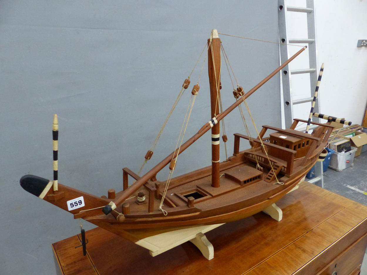 A SCALE MODEL TEAK DHOW WITH WHITE PAINTED KEEL AND BLACK AND WHITE TILLER HANDLE. W 105cms. - Image 2 of 8