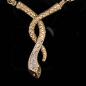 A 9ct GOLD AND DIAMOND SET SERPENT PENDANT NECKLACE. THE ENTWINED SERPENT SET WITH SIX GRADUATED