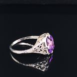 AN 18ct WHITE GOLD AND AMETHYST EDWARDIAN FILIGREE RING. INSIDE SHANK STAMPED A STAR 18K. FINGER