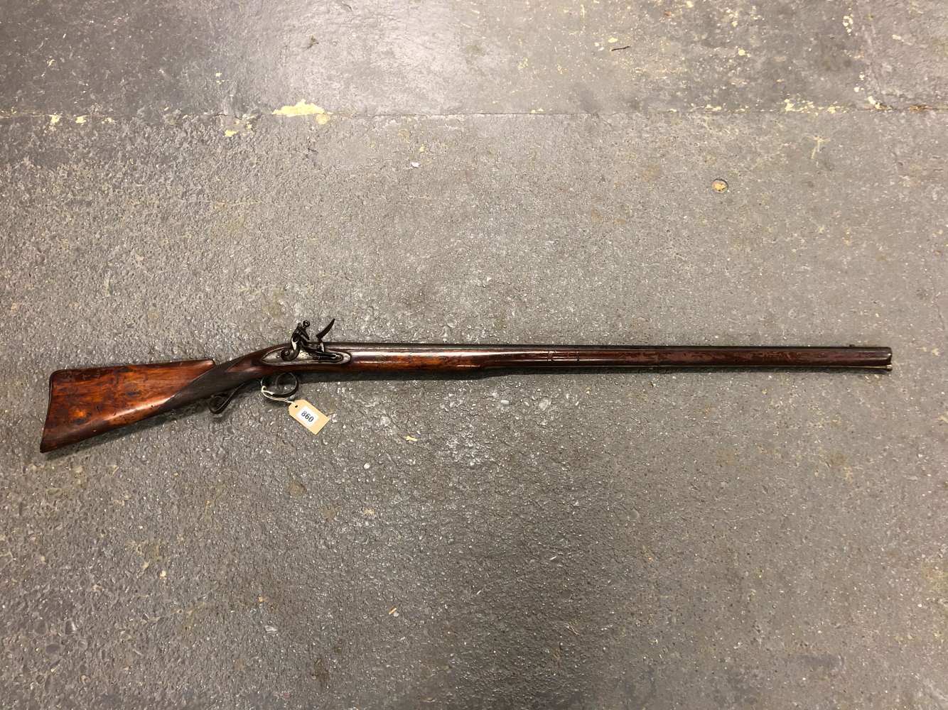 AN EAST INDIA COMPANY FLINTLOCK MUSKET, 39 INCH BARREL, BEVELLED LOCK WITH RAMPANT LION EMBLEM, FULL