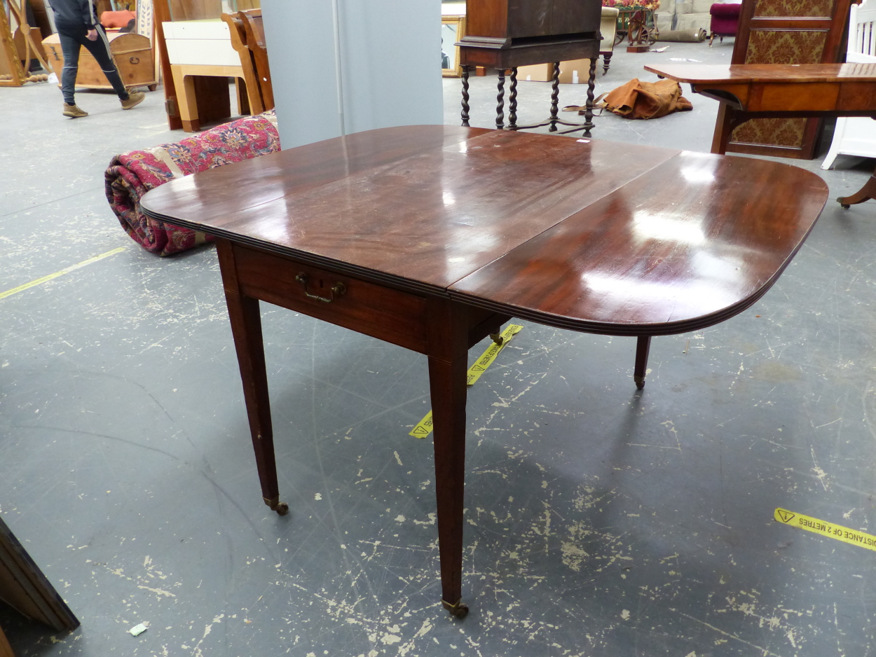 AN EARLY 19TH CENTURY MAHOGANY PEMBROKE TABLE WITH A DRAWER AT EACH END, THE TAPERING SQUARE LEGS ON - Image 2 of 2