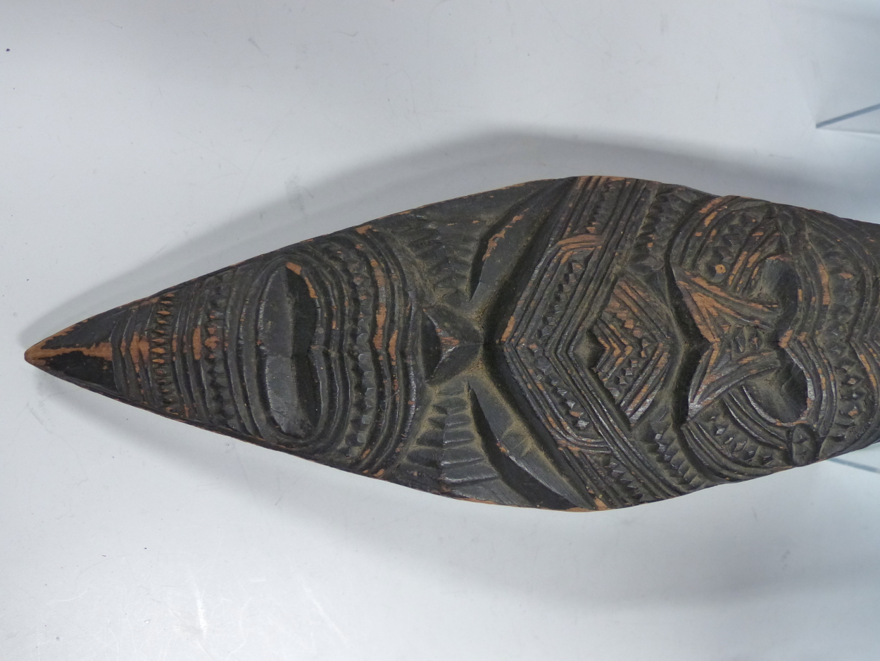 A MAORI CEREMONIAL CARVED WOOD WAHAIKA. 33.5cms. A WOODEN BLADE SHAPE CHIP CARVED OPPOSITE THE - Image 9 of 20