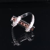 9ct WHITE GOLD UNUSUAL GEMSET RING. FINGER SIZE R. WEIGHT 6grms.