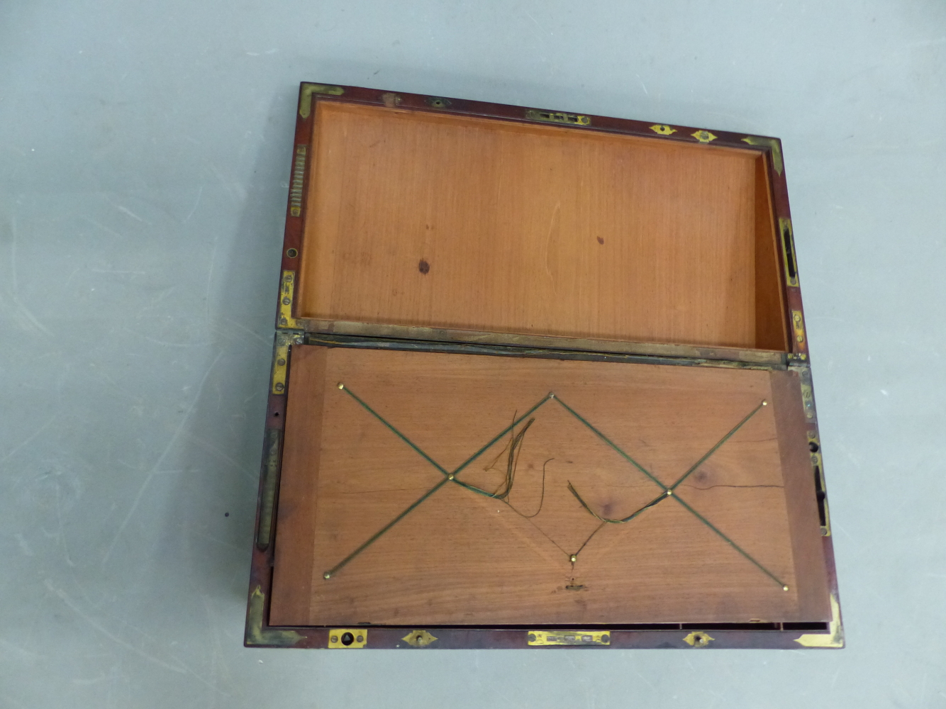 A 19th C. BRASS BOUND MAHOGANY WRITING SLOPE, THE LID OPENING ON BRASS EASEL FITTINGS TO FORM A - Image 4 of 9