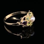 A 9ct YELLOW GOLD SUFFRAGETTE INSPIRED CLUSTER RING, SET WITH PERIDOTS, AMETHYSTS, AND A SINGLE